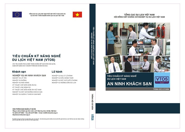 Hình ảnh đội ngũ an ninh khách sạn chuyên nghiệp đang tuần tra kiểm soát các khu vực công cộng