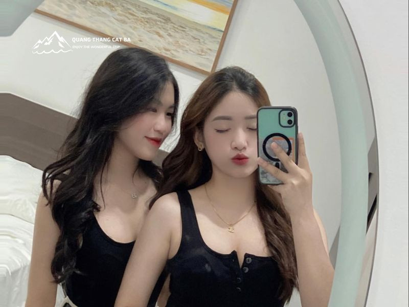 Hình ảnh du khách tận hưởng tour khám phá Cát Bà, minh họa cho lợi ích của việc đặt combo du lịch