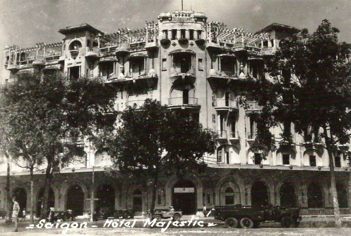 Hình ảnh Hotel Majestic Sài Gòn vào giữa thế kỷ XX, biểu tượng của sự sang trọng trong nhóm khách sạn 5 sao ở Sài Gòn thời bấy giờ.