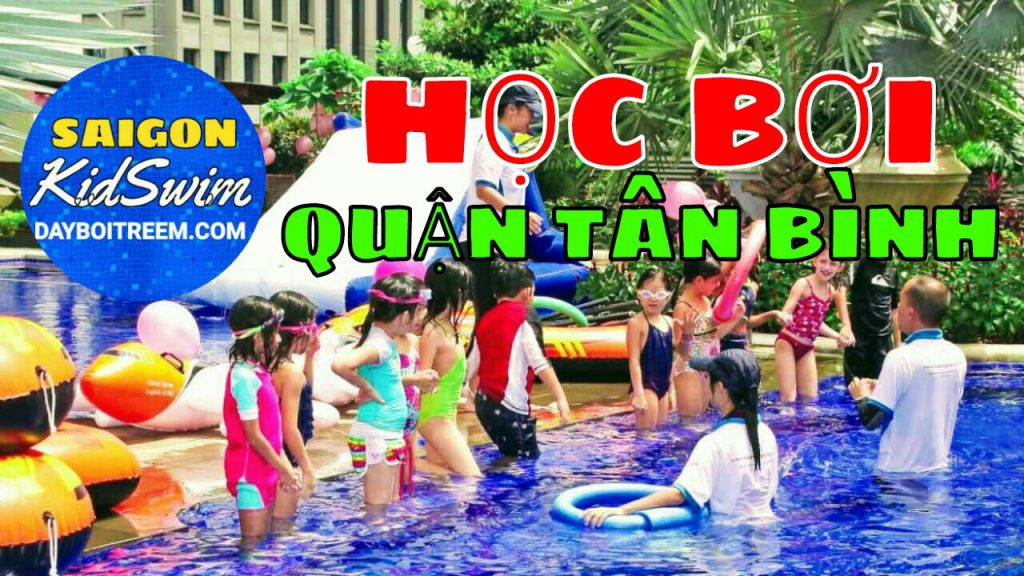 Hình ảnh huấn luyện viên chuyên nghiệp hướng dẫn học bơi tại hồ bơi khách sạn
