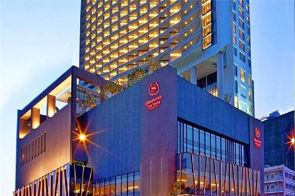 Hình ảnh khu vực nhà hàng và quầy bar sang trọng tại Khách sạn Sheraton Nha Trang, phục vụ đa dạng khách hàng