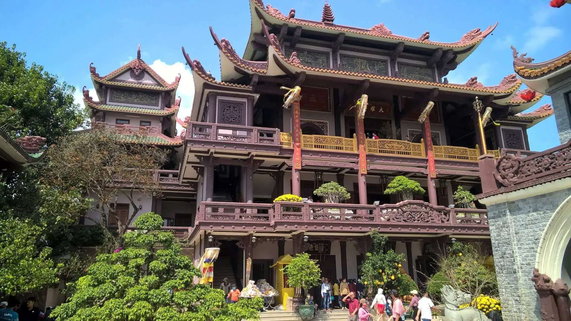 Hình ảnh một góc Khu du lịch Hầm Hô với cảnh quan sông nước và núi đá hùng vĩ, là điểm đến không thể bỏ qua khi lưu trú tại khách sạn Quy Nhơn gần biển.