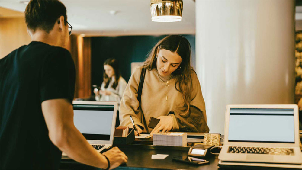 Hình ảnh một người đang lướt điện thoại để săn khuyến mãi trên các trang web đặt phòng uy tín, minh họa cho kinh nghiệm lựa chọn khách sạn 3 sao quận 1 với mức giá ưu đãi nhất