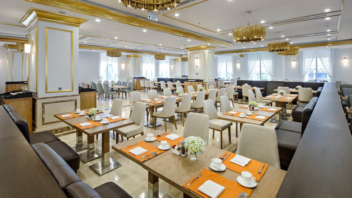 Hình ảnh nội thất sang trọng của Nhà hàng The Horizon tại Golden Bay Hotel