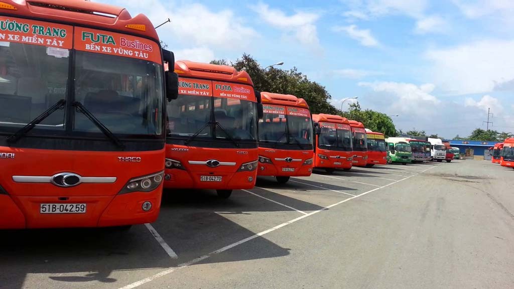 Hình ảnh xe khách Phương Trang 45 chỗ màu cam đặc trưng đang đón trả khách