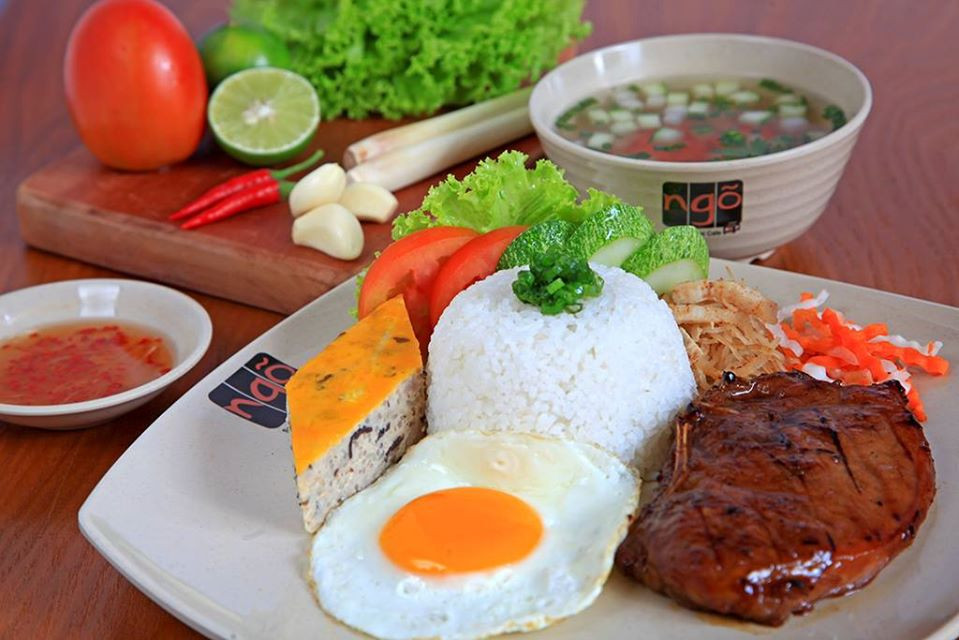 Món Cơm tấm sườn bì trứng ốp la tại Ngõ Saigon Street Cafe, một thương hiệu của CÔNG TY TNHH QUỐC TẾ LÊ KIÊN