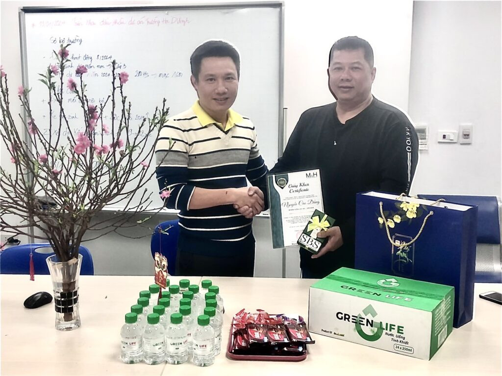 Anh Nguyễn Cao Đẳng, nhân viên lái xe chi nhánh Hà Nội của công ty tnhh đầu tư m&amp;h được vinh danh