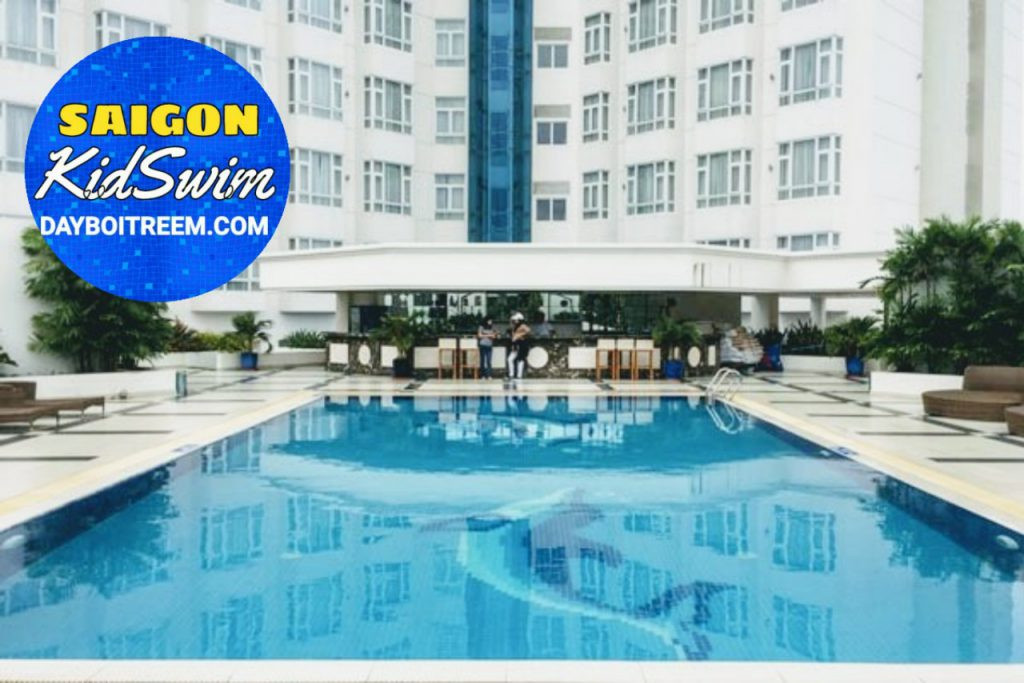 Hồ bơi khách sạn Tân Sơn Nhất với không gian ngoài trời thoáng đãng, sạch sẽ