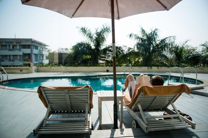 Hồ bơi lớn và hiện đại tại Mường Thanh Holiday Huế, nơi lý tưởng để thư giãn