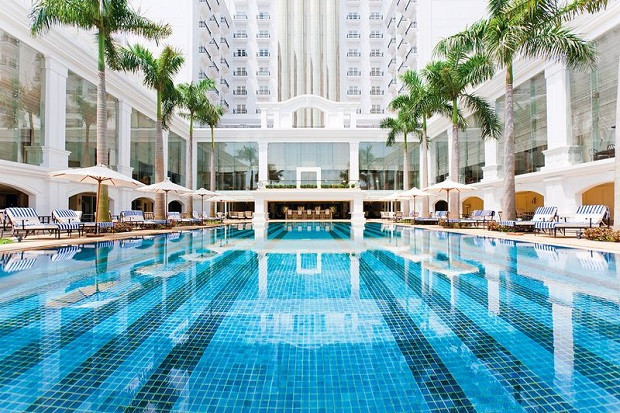 Hồ bơi ngoài trời Indochine Palace Huế diện tích rộng lớn