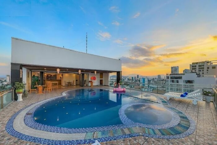 Hồ bơi ngoài trời lý tưởng tại Merry Land Hotel, một trong những khách sạn đường Phạm Văn Đồng Đà Nẵng thu hút du khách