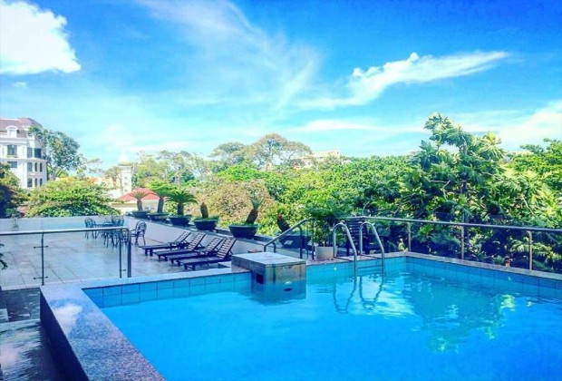 Hồ bơi ngoài trời rộng lớn tại khách sạn Mường Thanh Holiday Vũng Tàu, view đẹp