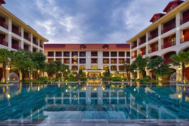 Hồ bơi ngoài trời tại khách sạn Senna Huế