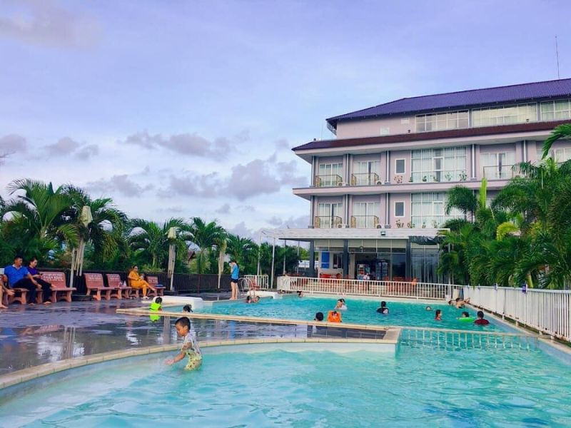 Hồ bơi ngoài trời tại Ozon Hotel, một tiện ích giải trí nổi bật của khách sạn 3 sao Cà Mau này