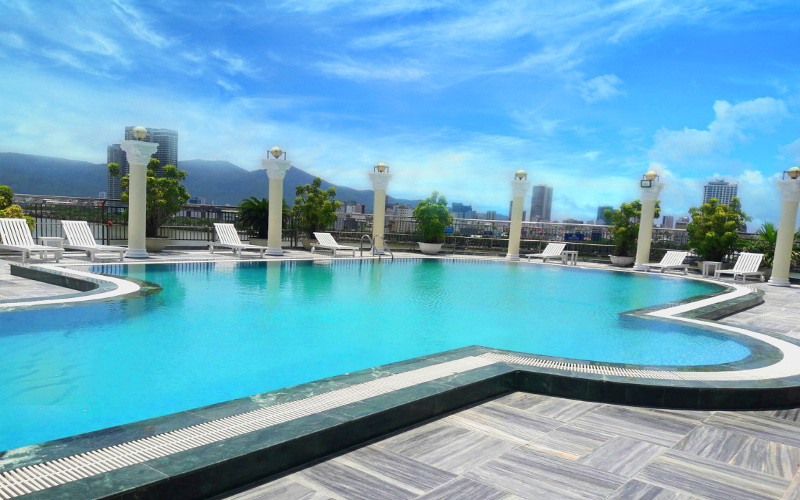 Hồ bơi ngoài trời với view sông Hàn tuyệt đẹp tại Khách sạn Senriver Hotel Đà Nẵng