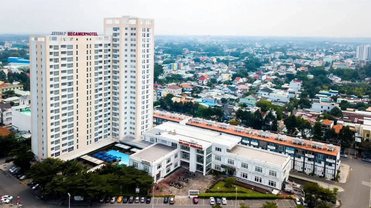 Hồ bơi ngoài trời xanh mát của Khách sạn Becamex Thủ Dầu Một