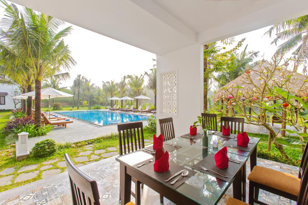 Hồ bơi sạch và đẹp tại Hội An Waterway Resort, một điểm nhấn của khách sạn 4 sao ở Hội An