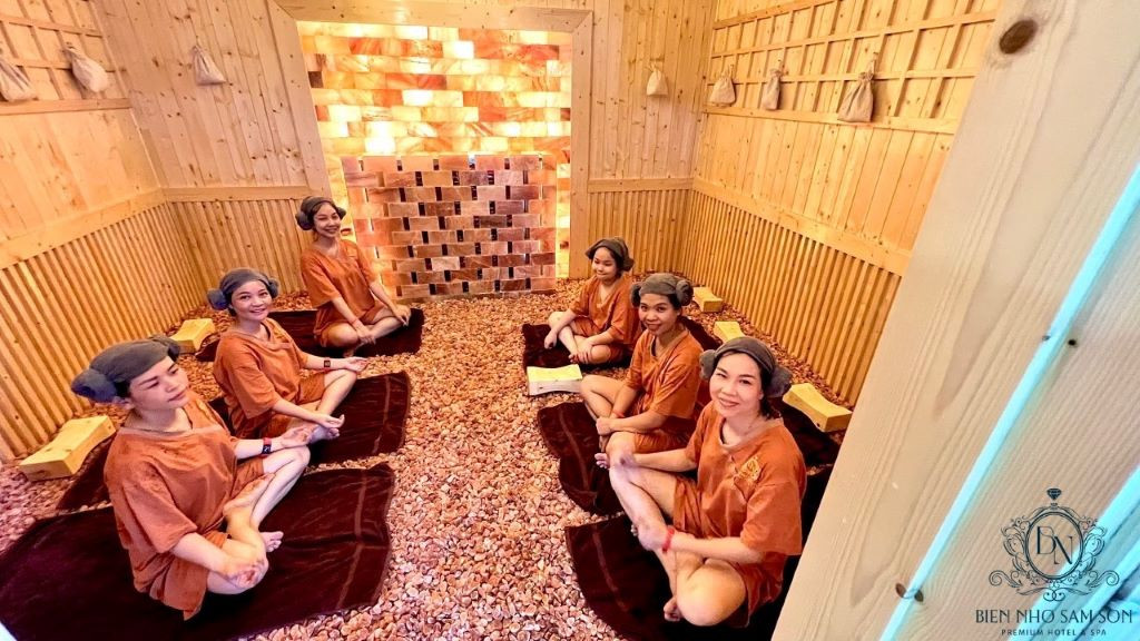 Hồ bơi tại Khách sạn Biển Nhớ Sầm Sơn vào ban ngày, với khu vực thư giãn xung quanh