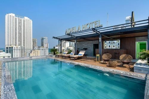 Hồ bơi tầng thượng ADELA Boutique Hotel, tầm nhìn ra bãi biển Mỹ Khê từ khách sạn đường An Thượng