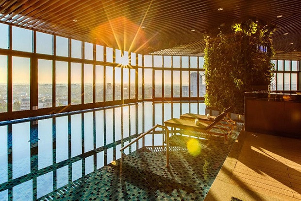 Hồ bơi trong nhà Vinpearl Hotel Huế với tầm nhìn hướng phố