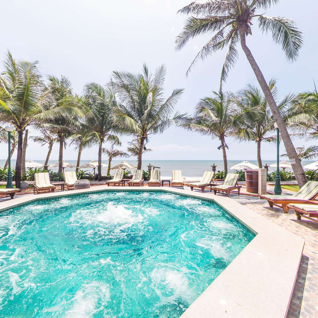 Hồ bơi tuyệt đẹp tại Novela Resort &amp; Spa - Khách sạn Mũi Né gần biển