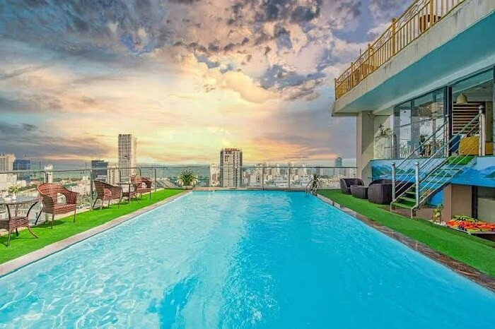 Hồ bơi vô cực của Luxtery Hotel Đà Nẵng, một trong những khách sạn đường Phạm Văn Đồng Đà Nẵng đáng chú ý