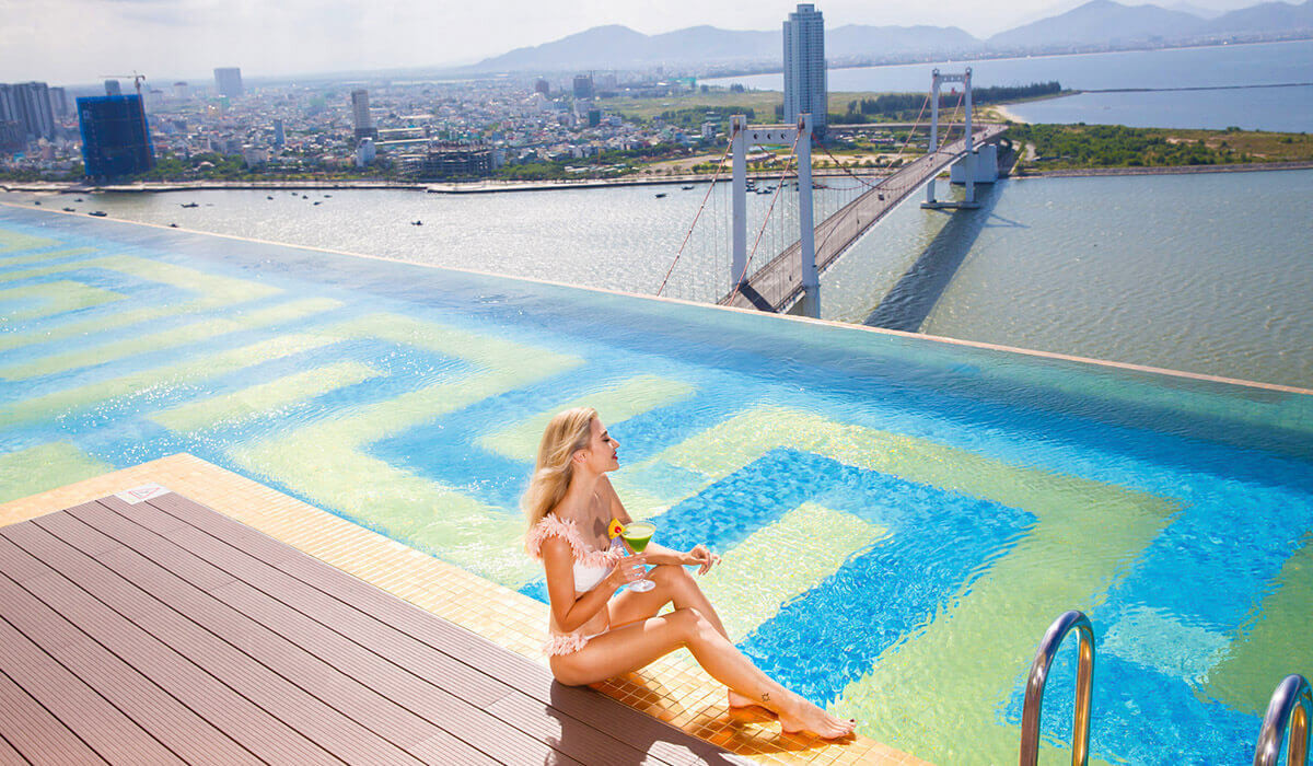 Hồ bơi vô cực dát vàng 24K tại Danang Golden Bay, khách sạn 5 sao với tầm nhìn bao quát thành phố Đà Nẵng từ trên cao.