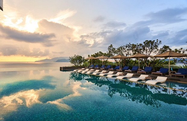 Hồ bơi vô cực tại Sheraton Nha Trang, điểm nhấn thư giãn tại Các khách sạn ở nha trang 5 sao