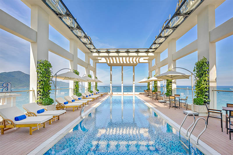 Hồ bơi vô cực trên tầng thượng của Paris Deli Danang Beach Hotel, với thiết kế tối giản và tầm nhìn không giới hạn ra biển.