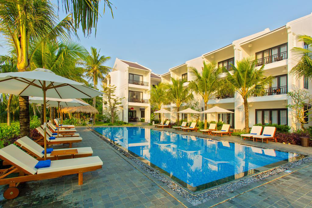 Hội An Waterway Resort với không gian xanh mát và đèn lồng, một khách sạn 4 sao ở Hội An