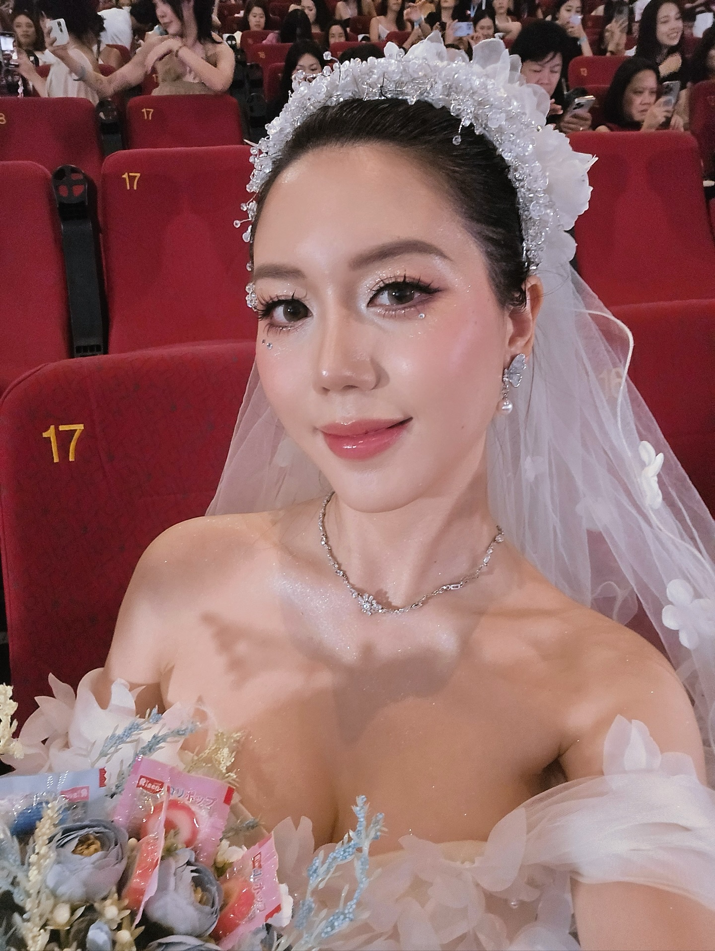 Gương mặt rạng rỡ của TikToker Hồng Hạnh với layout trang điểm cô dâu chuyên nghiệp