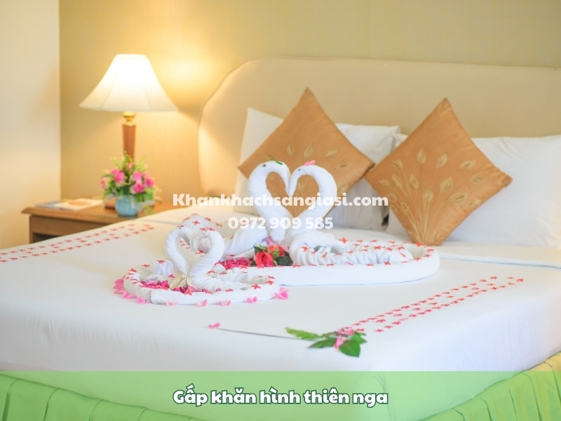 Hướng dẫn gấp khăn hình thiên nga để trang trí phòng khách sạn