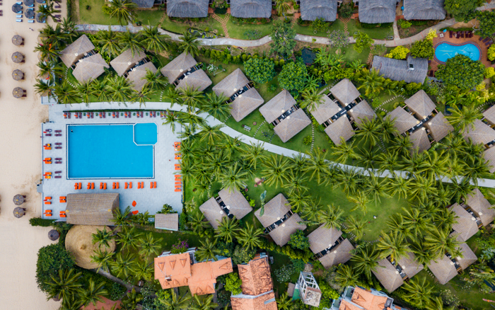 Terracotta Resort Phan Thiết với hàng dừa xanh mát