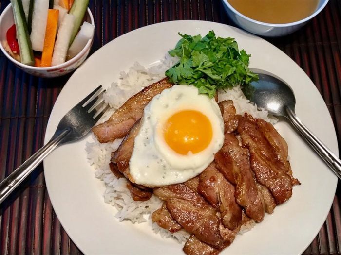 Cơm thịt heo nướng Bai Sach Chrouk món ăn Campuchia