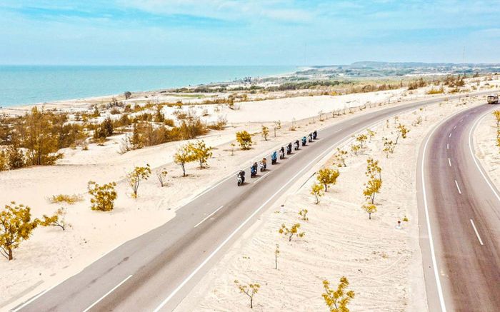Bàu Trắng điểm đến ưa thích của những người thích phượt Hòn Rơm Mũi Né