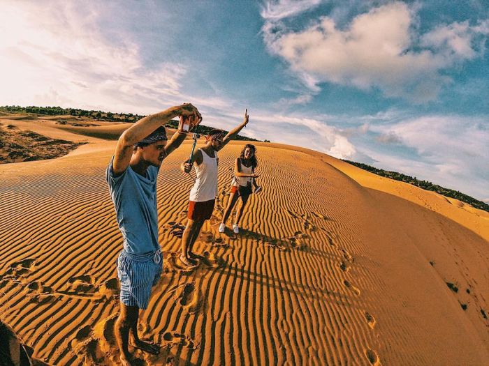 Đồi cát bay là điểm du lịch nổi tiếng gần Hòn Rơm Mũi Né