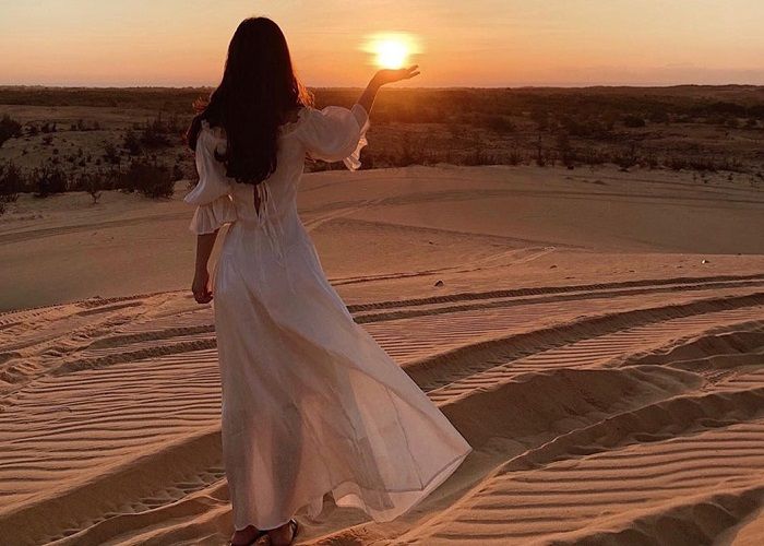 Thưởng thức hoàng hôn trên đồi cát Hòn Rơm Mũi Né mang đến cảm giác ‘chill’ và lãng mạn không gì sánh kịp
