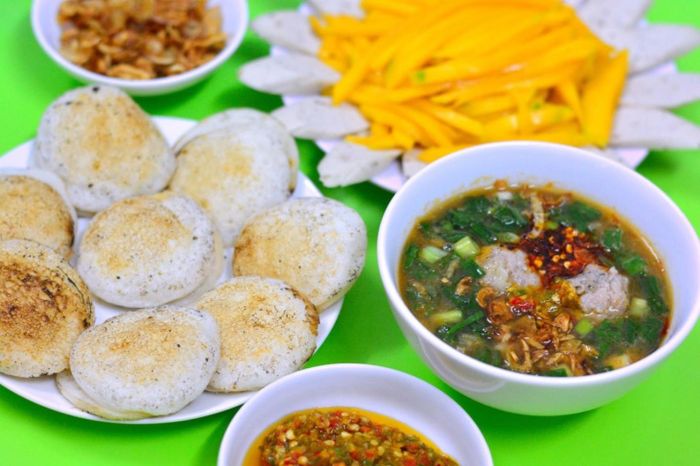 Bánh xèo chiên giòn đầy ngon lành khi du lịch Hòn Rơm Mũi Né