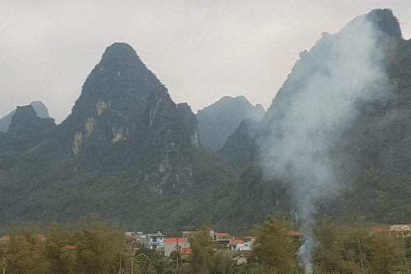 Toàn cảnh Ải Chi Lăng Lạng Sơn với dòng sông Thương uốn lượn