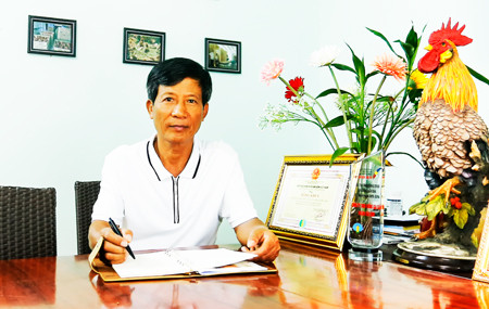 Ông Phạm Đình Phùng, Giám đốc CÔNG TY TNHH GIỐNG GIA CẦM PHÙNG DẦU SƠN, với mẫu gà Ri Ninh Hòa phục tráng.