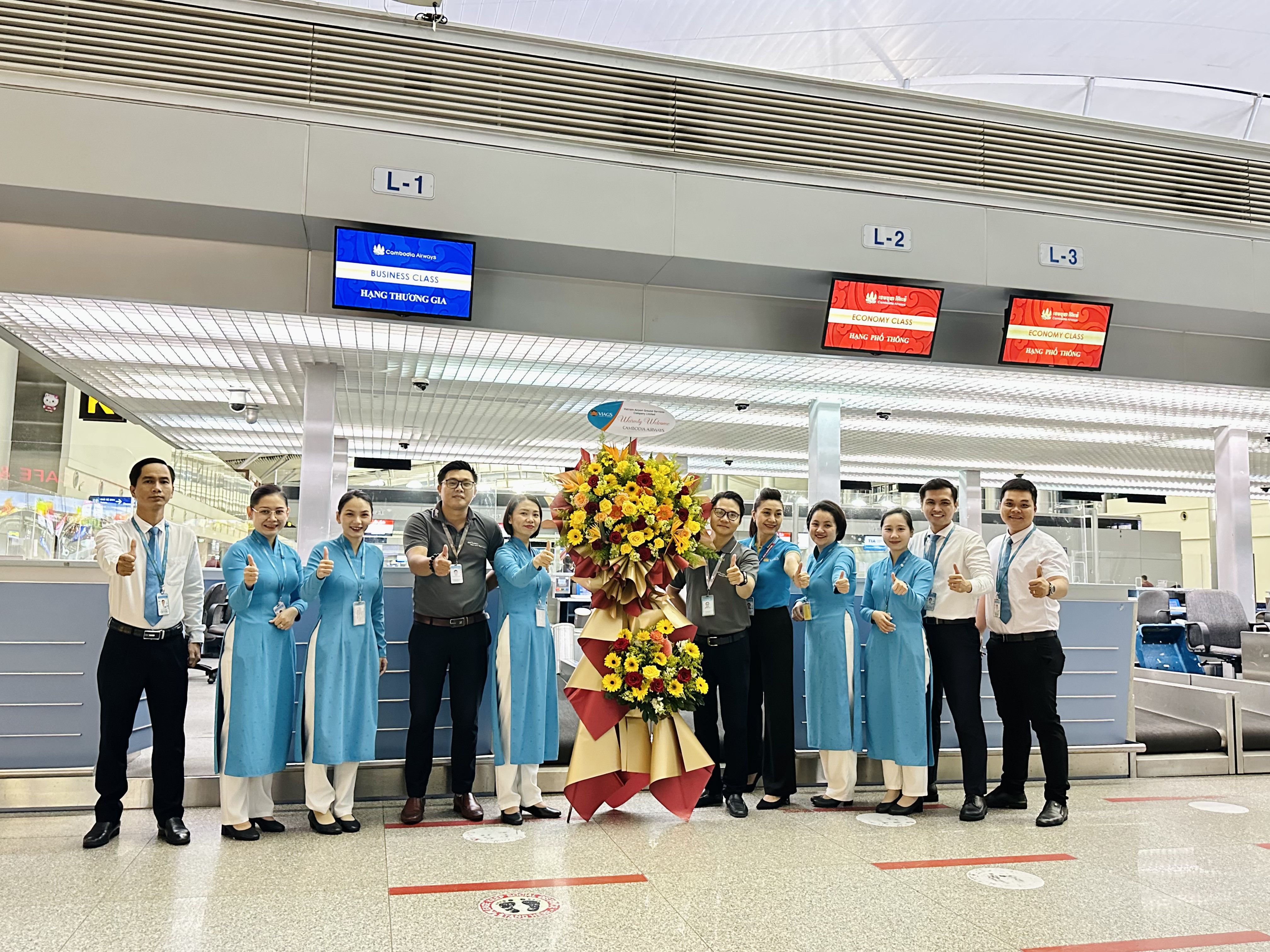 Nhân viên VIAGS chuyên nghiệp hỗ trợ chuẩn bị mặt đất cho các chuyến bay của Cambodia Airways, đối tác chính của CÔNG TY TNHH MTV KR VIỆT NAM tại Việt Nam.