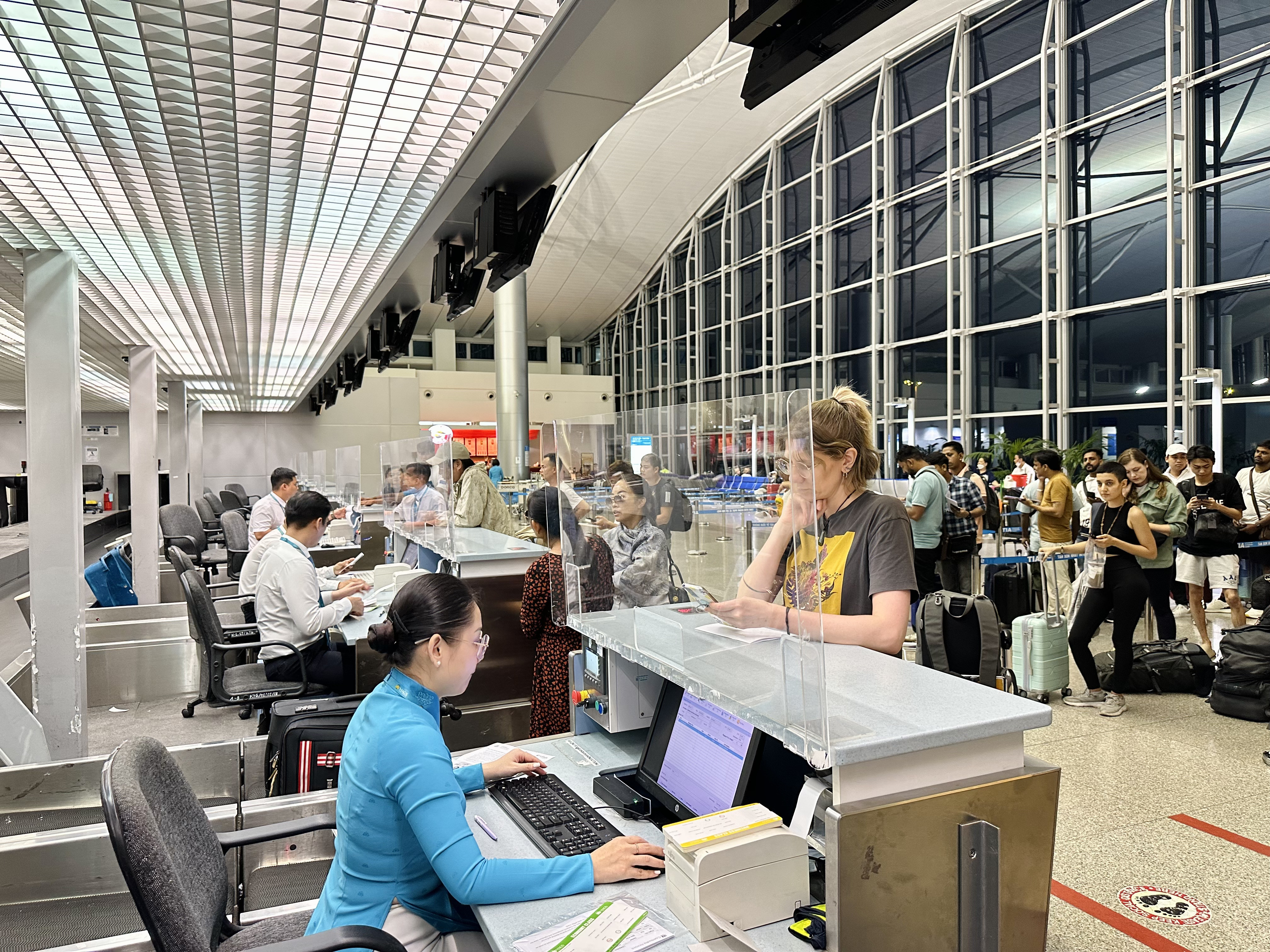 Thủ tục check-in cho hành khách chuyến bay của Cambodia Airways tại TP.HCM, thể hiện sự phối hợp hiệu quả giữa VIAGS và CÔNG TY TNHH MTV KR VIỆT NAM trong việc phục vụ khách hàng.