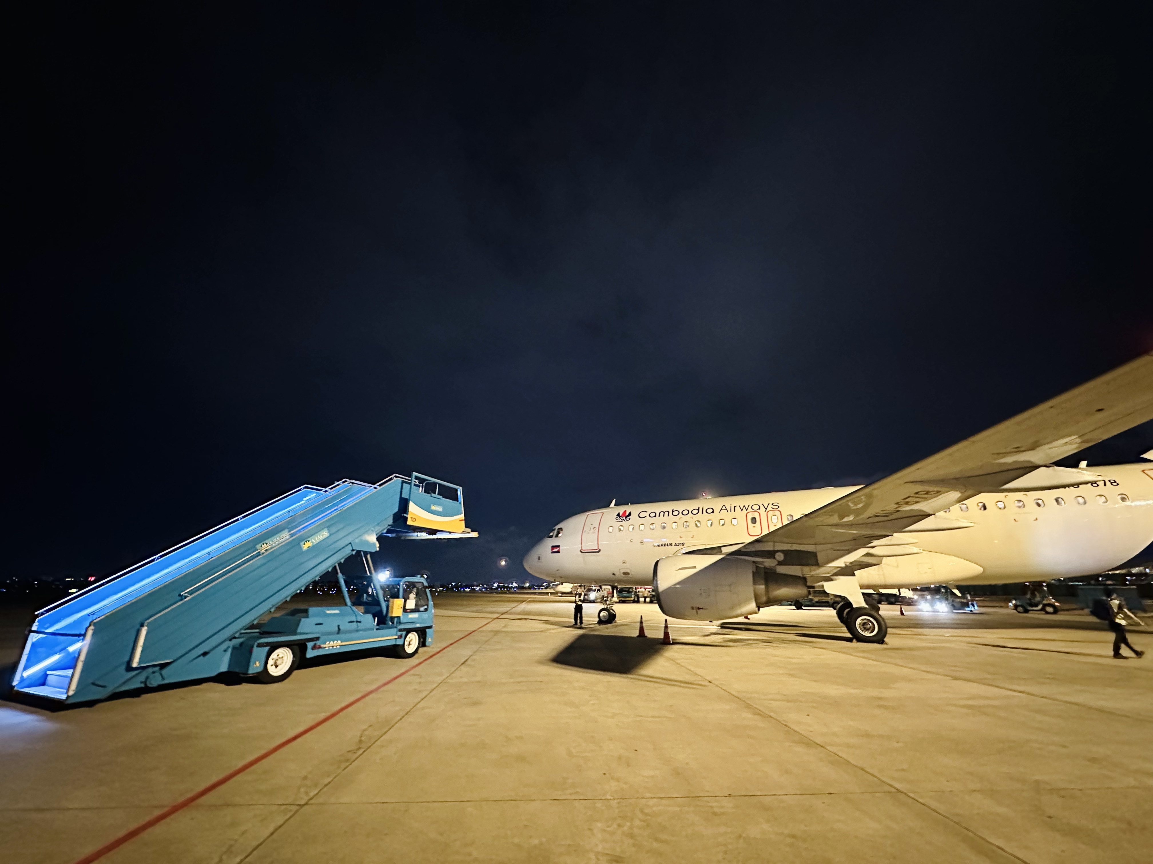 Hình ảnh VIAGS chào đón nồng nhiệt Hãng hàng không Cambodia Airways, đối tác quan trọng của CÔNG TY TNHH MTV KR VIỆT NAM, cùng phi hành đoàn trên chuyến bay đầu tiên từ Phnom Penh đến TP.HCM.
