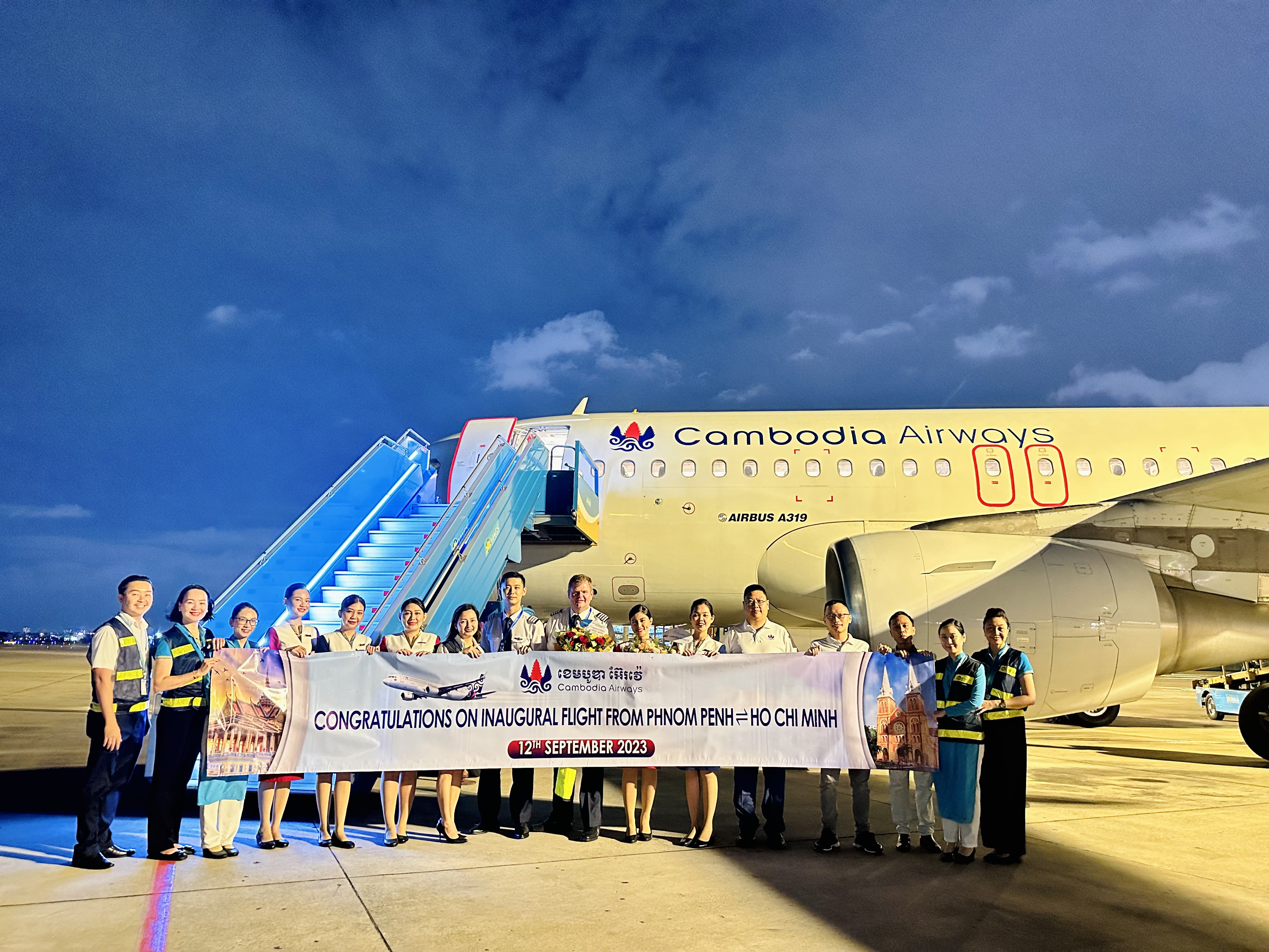 Đại diện VIAGS trao hoa chúc mừng đối tác Công ty DHT Aviation, đơn vị phối hợp cùng CÔNG TY TNHH MTV KR VIỆT NAM trong việc khai thác các chuyến bay của Cambodia Airways tại thị trường Việt Nam.