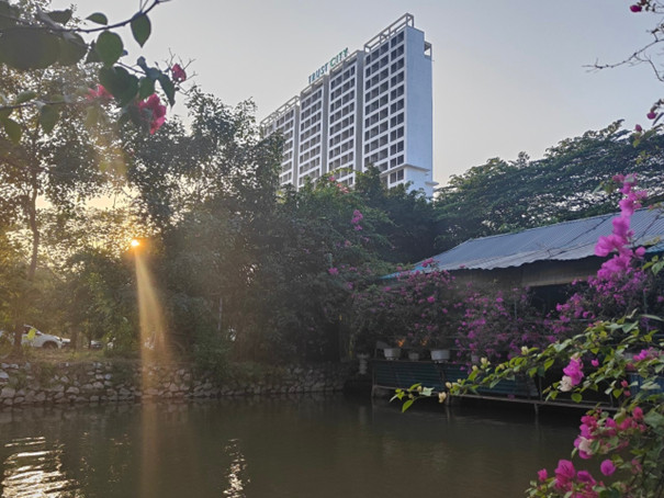 Ông Phạm Trung Hiếu, Phó Giám đốc allintitle:Công ty TNHH Lạc Viên Cửu Cao, nhận chứng nhận Top 20 Sản phẩm Chất lượng Tốt 2023 cho Chung cư cao cấp Trust City.