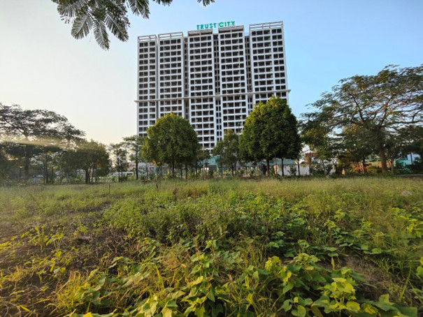 Hình ảnh thi công dự án Trust City của Công ty TNHH Lạc Viên Cửu Cao, với vườn rau đô thị rộng lớn phục vụ cư dân.
