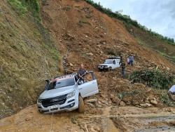 Khách du lịch chiêm ngưỡng vẻ đẹp lãng mạn của vườn hoa oải hương thảo tại Hà Nội