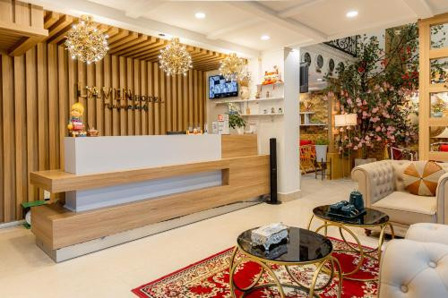 Khách hàng sử dụng Wifi miễn phí tại sảnh Sweet Lavender Hotel, tiện ích không thể thiếu cho một khách sạn 3 sao