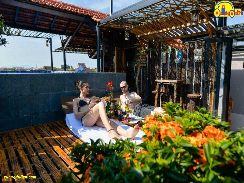 Khách sạn A Trần Boutique Phố Cổ Hội An với hồ bơi sân thượng và cây xanh