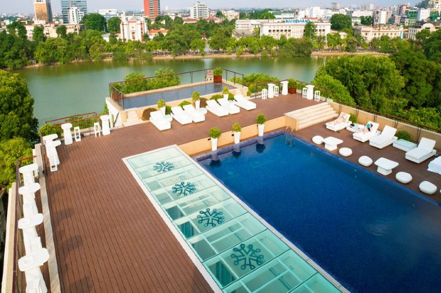 Khách sạn Apricot Hà Nội có hồ bơi ngoài trời tuyệt đẹp, nơi du khách có thể thư giãn và tận hưởng tầm nhìn thành phố.